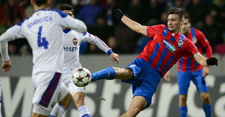 Tomá Wágner (vpravo) z Viktorie Plze stílí rozhodující gól do sít CSKA Moskva