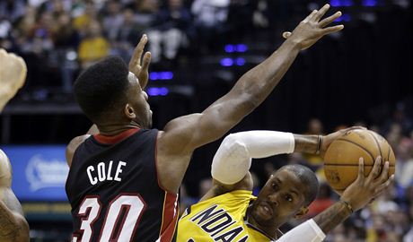 Basketbalista Indiany Pacers C.J. Watson (vpravo) a Norris Cole z Miami Heat