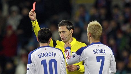 Fotbalista CSKA Moskva Alan Dzagojev dostává ervenou kartu, vpravo je Keisuke Honda  