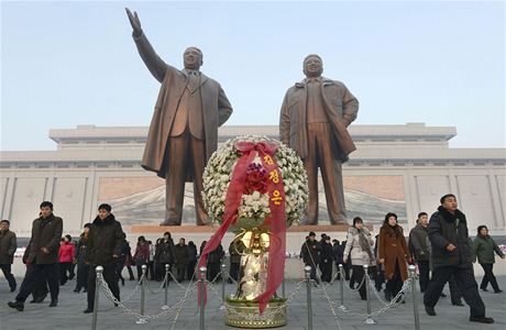 Obí bronzové sochy Kim Ir-sena (vlevo) a Kim ong-ila. Otec a syn vládli KLDR pes 60 let