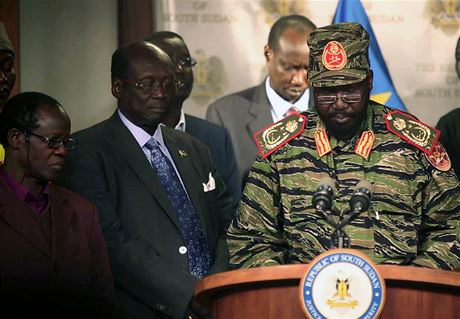 Jihosúdánský prezident Salva Kiir (zcela vpravo) na tiskové konference