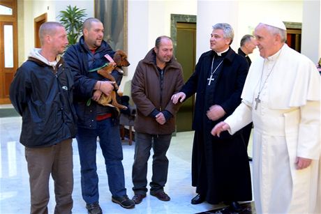 Pape Frantiek a papeský almuník Konrad Krajewski s trojicí bezdomovc