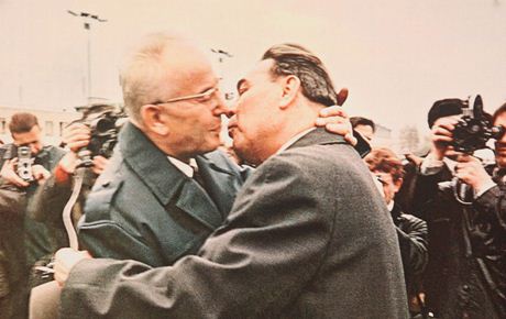 Slavný polibek Husáka a Brenva - kdy je komunistická láska upimná, na vku a pohlaví nezáleí