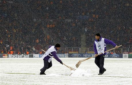 Poadatelé odklízejí sníh. Zápas Galatasaray - Juventus se pro nepíze poasí...