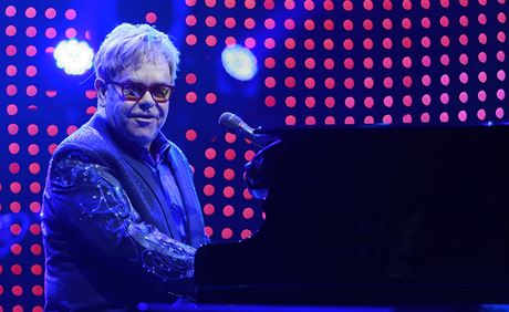Britsk popov zpvk Elton John vystoupil v prask O2 aren, kde pedstavil sv aktuln album The Diving Board i nejvt hity sv dlouholet kariry.