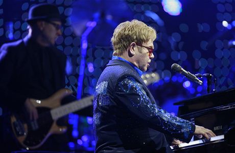 Britsk popov zpvk Elton John vystoupil v prask O2 aren, kde pedstavil sv aktuln album The Diving Board i nejvt hity sv dlouholet kariry.