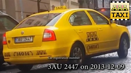 Taxi, jehož řidič podle švédského turisty používal tzv. turbo taxametr