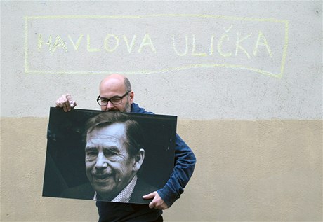 Přejmenování brněnské uličky u Divadla Husa na provázku na Havlovu navrhl Vladimír Morávek.