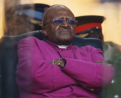 Mandelv spolubojovník Desmond Tutu nakonec na pohbu bude 