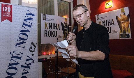 Vítězem se stal Bohdan Chlíbec s aktuální básnickou sbírkou Zimní dvůr. Cenu za něj od loňského laureáta Miloše Doležala nakladatel Martin Reiner (pronáší zdravice).
