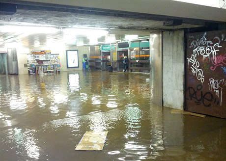 Prasklé potrubí zaplavilo stanici metra A Dejvická. Další fotografie najdete na www.metro.cz. 