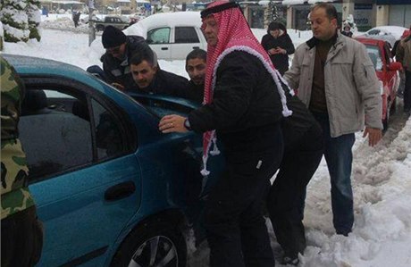 Jordánský král Abdalláh II. pekvapil své poddané, kdy v sobotu pomohl osobn vytlait automobil uvízlý ve snhu. 