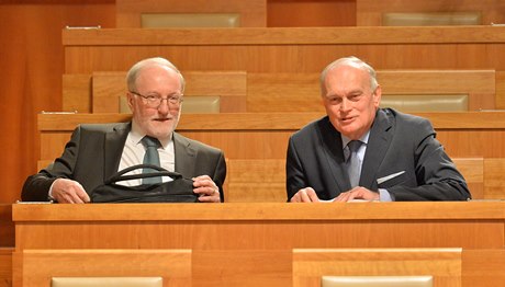 Kandidáti na ústavní soudce Jií Zemánek (vlevo) a Jan Musil 18. prosince v Praze ped zahájením schze Senátu, který bude schvalovat jejich nominaci prezidentem. 