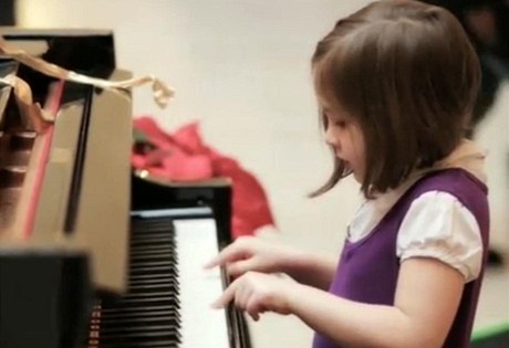 Ve skutenosti hraje na piano místo dívky zkuený hudebník. 