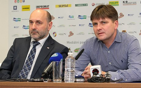 Dušan Uhrin mladší na tiskové konferenci v Plzni.