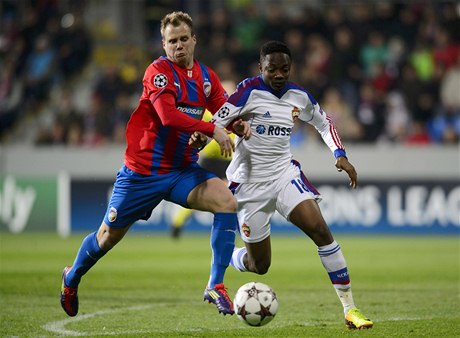 Viktoria Plze - CSKA Moskva. Zleva David Limberský z Viktorie a Ahmed Musa z CSKA bojují o mí