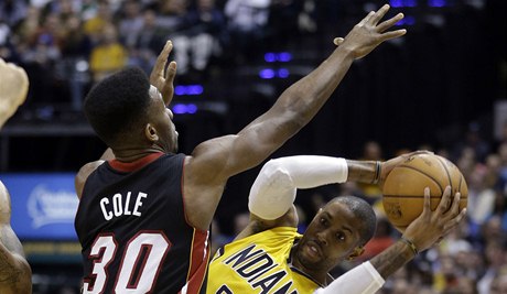 Basketbalista Indiany Pacers C.J. Watson (vpravo) a Norris Cole z Miami Heat