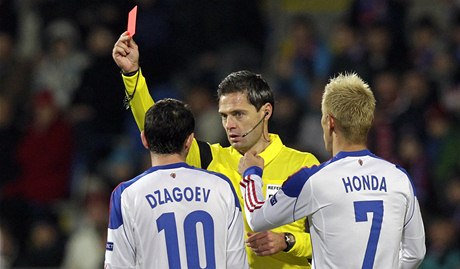 Fotbalista CSKA Moskva Alan Dzagojev dostává ervenou kartu, vpravo je Keisuke Honda  