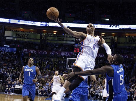 Basketbalista Oklahomy City Thunder Russell Westbrook (0) a Victor Oladipo (5) z Orlanda Magic