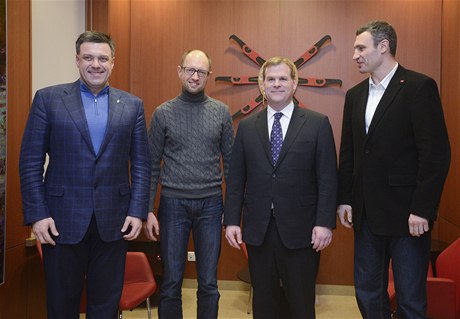 Zleva Oleh ahnybok, Arsenij Jaceuk,  kanadský ministr zahranií John Baird a VItalij Kliko 