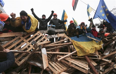 Proevroptí demonstranti na barikádách