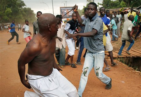 Středoafričan s nožem v ruce pronásleduje údajného důstojníka Séléky v civilním oblečení