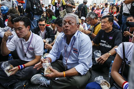 Protestní piknik v ulicích Bangkoku. Vdce demonstrant Sutchep Tchaugsuban v brýlích uprosted 