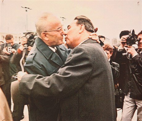 Slavný polibek Husáka a Brežněva - když je komunistická láska upřimná, na věku a pohlaví nezáleží