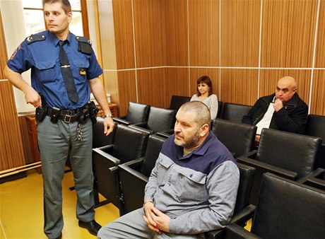 Vězněný podnikatel Alexandr Novák u soudu s Michalem Valešem. Za ním sedí...