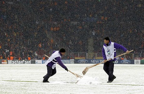 Poadatelé odklízejí sníh. Zápas Galatasaray - Juventus se pro nepíze poasí...