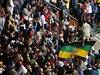 Jihoafriané zpívají a taní na stadionu Soccer city v Johannesburgu. ekají na pietu za Mandelu.