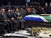 V Jihoafrické republice zaal poheb jejího bývalého prezidenta Nelsona Mandely. K obadu rakev zabalenou do státní vlajky pivezli na lafet vojáci, mezi nimi byli nejvyí dstojníci.