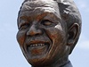 Ped sídlem vlády v jihoafrické metropoli Pretorii byla v odhalena nová, devt metr vysoká bronzová socha nedávno zesnulého exprezidenta Nelsona Mandely. 