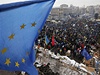 Lidé pili demonstrovat svou podporu pro sblíení zem s Evropou.