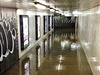 Do vestibulu stanice metra Dejvická natekla voda.