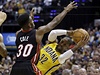Basketbalista Indiany Pacers C.J. Watson (vpravo) a Norris Cole z Miami Heat