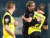 Trenér fotbalist Dortmundu Jürgen Klopp objímá svého svence Kevina Grosskreutze