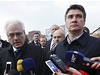 Chorvatský prezident Ivo Josipovi (uprosted) s premiérem Zoranem Milanoviem...