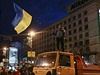 Demonstrant mv ukrajinskou vlajkou