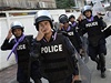 Thajtí policisté zdraví protestující poté, co demonstranti opustili sídlo vlády
