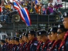Demonstranti a poádkoví policisté ped budovou, kde se konala schzka thajské vlády