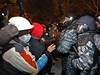 Policisté vytlaují demonstranty z barikád
