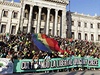 Demonstranti ped budovou kongresu v Montevidu drí transparent s nápisem "Pstováním svobody Uruguay roste"