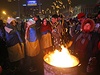 Demonstranti na námstí Nezávislosti se v mrazivé noci hejí u ohn