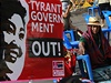 Demonstranti v Bangkoku se doadují pádu premiérky inavatrové