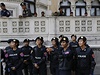 Vojáci a policistky ped budovou vlády