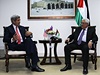 éf americké diplomacie John Kerry (vlevo) s pedsedou palestinské samosprávy...