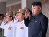 Kim ong-un salutuje vojákm estné stráe. ang Song-tchek druhý zleva