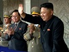 Kim ong-un a ang Song-tchek (tetí zprava) na vojenské slavnosti
