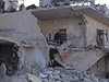 Zniený domov: ena zkoumá trosky svého domu (Aleppo)